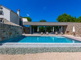 Luxury Jerini House with pool and wellness，位于Bajčići的酒店