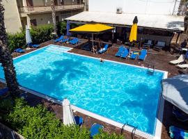 Hotel Ena - Elegant Mountain View Stay with Pool，位于卢特拉伊帕蒂斯的酒店