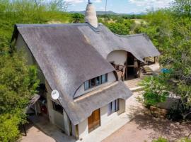 76 Zebula- Premium Luxurious Villa in Bela-Bela!，位于沃姆巴斯的酒店