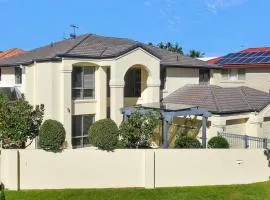 4BR Prestige Suburban Manor - Near Shops & Eats