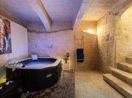 Traditional Maltese 2-Bedroom Home with Private Hot Tub - Steps Away from Valletta，位于弗洛里亚纳的酒店
