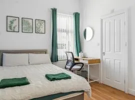 Modern 2 Bedroom House with 2 Ensuite and Free Parking