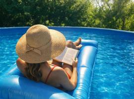 dream tiny house & luxury tent, 6 km from center Chania，位于干尼亚的小屋