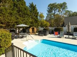 Golfer Paradise. Pool, Sauna, Hot Tub, Putting Green and More