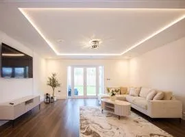 LUXURIOUS 4 Bed House - Close to Windsor Castle! FREE Parking