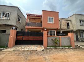 HAB Homes JL，位于Trofwi的带停车场的酒店