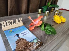 Hibiscus Suite - Chez Mango Villa，位于Old Towne的酒店