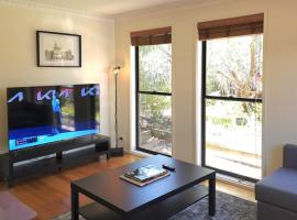 Stout Street Townhouse Next to Hospital，位于本迪戈的酒店