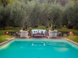 Villa in Camaiore with Pool & Tuscan Views，位于卡麦奥雷的酒店