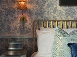 NEW - Periwinkle Townhouse - 3-min walk from Bath Spa Station，位于巴斯的酒店