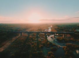 Kruger Shalati - Train on The Bridge & Garden Suites，位于斯库库扎的酒店