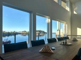 Fisherman's Cottage With Sea Views At Kalvaneset，位于Steinvik的酒店