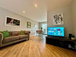 Stylish Solihull Home Near NEC JLR & Airport Free Parking & Garden，位于Sheldon的酒店