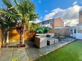 Stylish Solihull Home Near NEC JLR & Airport Free Parking & Garden，位于Sheldon的酒店