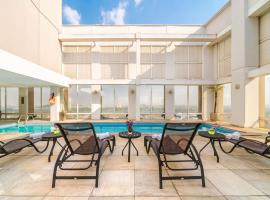 瓜鲁柳斯机场美居酒店，位于瓜鲁柳斯的酒店