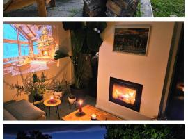 Black Walnut House with indoor outdoor fireplace，位于Izvoarele的酒店
