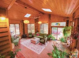 Luxury Wooded Retreat Sunroom Hot Tub Game Room