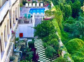 Follow the Sun Boutique Hostel - Pool, Breakfast & Sea Views，位于圣朱利安斯的青旅