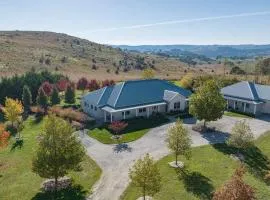 Luxe Countryside Home - Amazing Views Sleeps 6