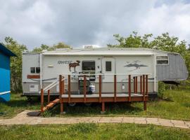 Glacier Vista - 30’ Glamper Trailer near Glacier，位于Babb的酒店