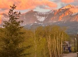 Glacier Summit-Spacious Modern Villa Near Glacier Park Part of Glacier Ridge Vacation Rental Collection，位于Babb的酒店