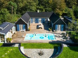 Architect House With Pool Near Tisvilde，位于齐斯维勒莱厄的酒店
