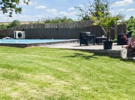 Jolie Maison Avec Piscine，位于Hestrud的酒店