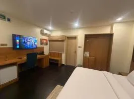 C & C Luxury Suites