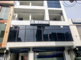RRR HOTEL & RESTAURANt，位于帕坦科特的酒店