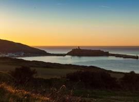 Cliff Cottage Beautifully appointed apartment with world class view，位于Peel的酒店