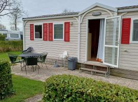 Mobilhome 3 slaapkamers Ardoercamping Landingsweg 1，位于Baarland的酒店