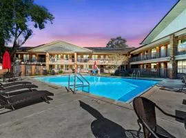 坦帕华美达酒店