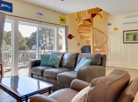 Pool and Dock Access! Bohannon Cottage on the Bay，位于Bohannon的酒店