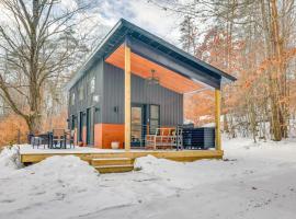 Modern Hersey Tiny Home with Private Hot Tub!，位于Evart的酒店