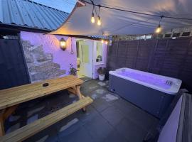 Robyns Retreat - A Cosy Hot Tub Break，位于Brynsiencyn的带热水浴缸的酒店