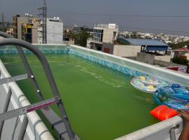 LUXE Penthouse 4BHK with Swimming pool，位于迈索尔的酒店