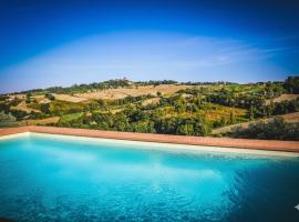 Chalet con Piscina "Il Girasole" Relax in Campagna，位于SantʼIppolito的木屋