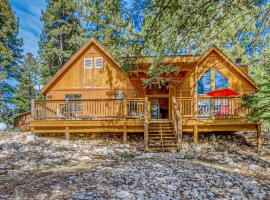 Peaceful & Private Cloudcroft Cabin with Deck!，位于克劳德克罗夫特的酒店