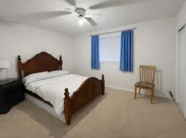 Private & Spacious Queen-sized Bedroom with 3 Bath access! Brampton Shared Home near Mount Pleasant GO, Full Kitchen, WiFi, Laundry & Backyard Deck! Ideal for Work Trips, Long Stays & Solo Travelers!