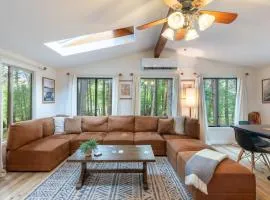 Lakeshore Oasis by AvantStay Private Beach Views Hot Tub Volleyball