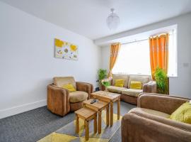 Comfortable 2-Bed Home with Free Parking，位于Amley的酒店