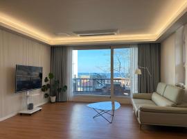 대진100 Stay A-1층, B-2층 묵호 오션뷰 프라이빗 힐링스테이 바다 도보 3분，位于Taejin的酒店