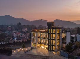 Perfectstayz Premium Kapilaz with Rooftop Pool & Cafe, Bhimtal，位于比姆塔尔的酒店