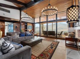 Sunny Retreat-Lake views,HotTub,BBQ,firepit,EV，位于奇兰的酒店
