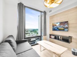 Luxury New Condo with 2BD, 2TV and Laundry，位于滑铁卢的酒店