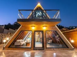 Wood & Soul - שתי בקתות משולשות מיוחדות עם בריכה פרטית