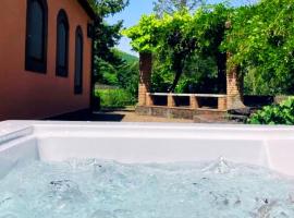 Panoramic Villa with Jacuzzi - Relaxing Oasis on Etna，位于Fleri的酒店