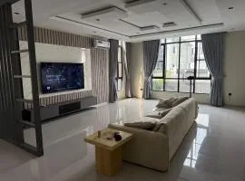 4 luxury bedrooms and 2 living areas