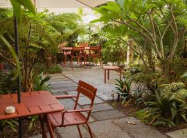 NINE DOTS Azorean Art Boutique Hotel，位于蓬塔德尔加达的酒店