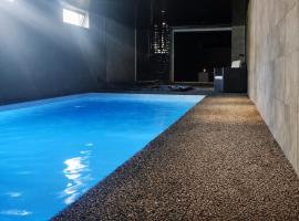 Luxury & Love - Indoor Swimming Pool & Cinema Room，位于谢勒的酒店